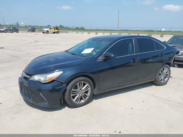 44980469 :رقم المزاد ، 4T1BF1FK7FU052454 vin ، 2015 Toyota Camry Se مزاد بيع