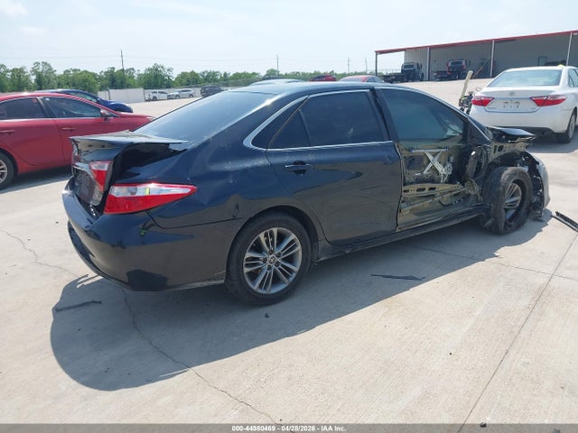 44980469 :رقم المزاد ، 4T1BF1FK7FU052454 vin ، 2015 Toyota Camry Se مزاد بيع