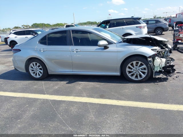 44980677 :رقم المزاد ، 4T1C11AK4NU034714 vin ، 2022 Toyota Camry Le مزاد بيع