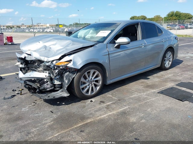 44980677 :رقم المزاد ، 4T1C11AK4NU034714 vin ، 2022 Toyota Camry Le مزاد بيع