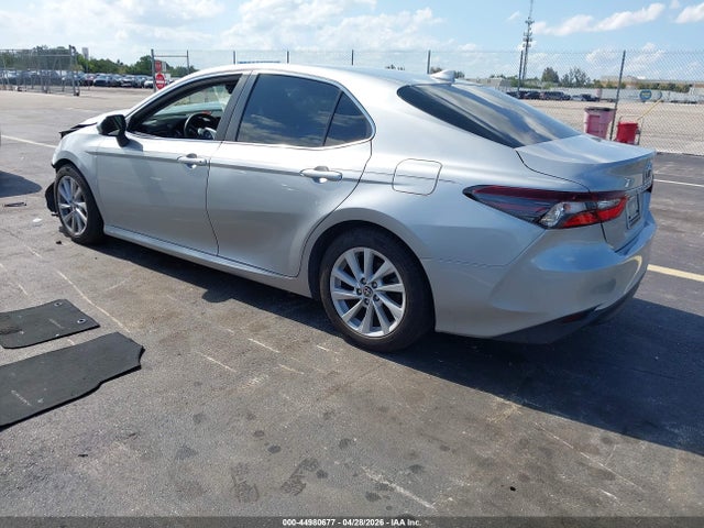 44980677 :رقم المزاد ، 4T1C11AK4NU034714 vin ، 2022 Toyota Camry Le مزاد بيع