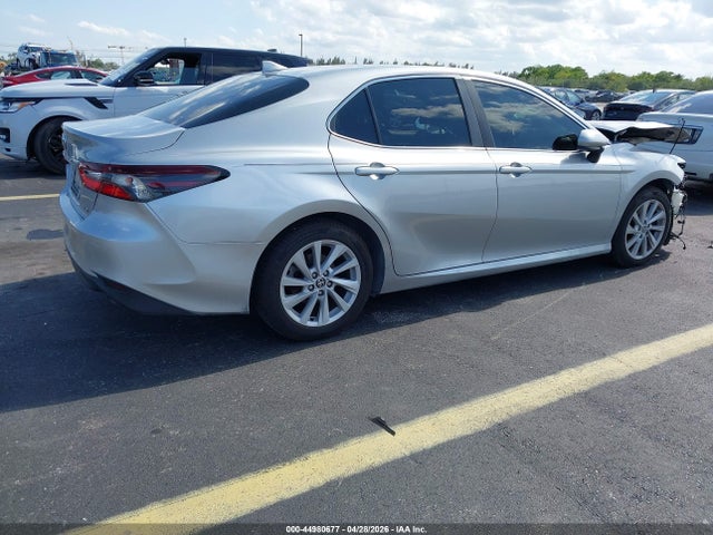 44980677 :رقم المزاد ، 4T1C11AK4NU034714 vin ، 2022 Toyota Camry Le مزاد بيع