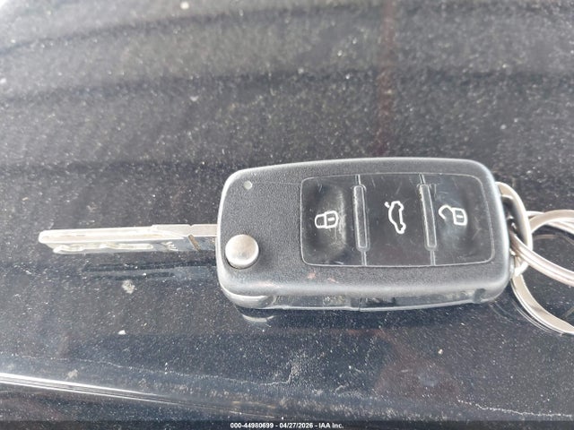 2013 Volkswagen Beetle 2.5l Entry მანქანა იყიდება აუქციონზე, vin: 3VWFP7AT1DM645232, აუქციონის ნომერი: 44980699