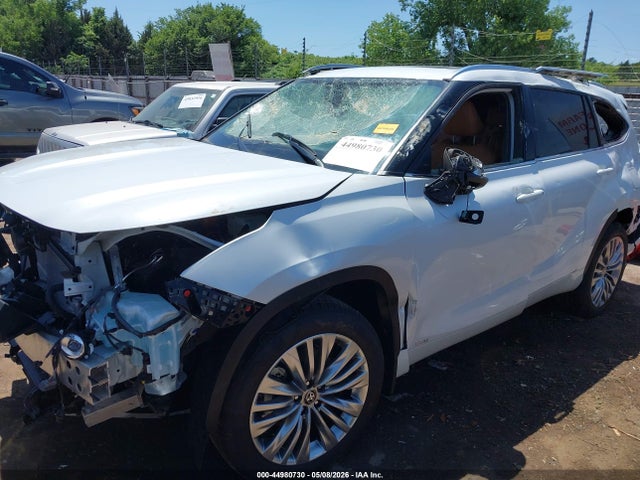 2026 Toyota Highlander Hybrid Platinum მანქანა იყიდება აუქციონზე, vin: 5TDEBRCH7TS718023, აუქციონის ნომერი: 44980730