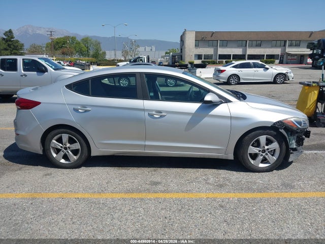 KMHD84LFXHU388856 Hyundai ELANTRA SE