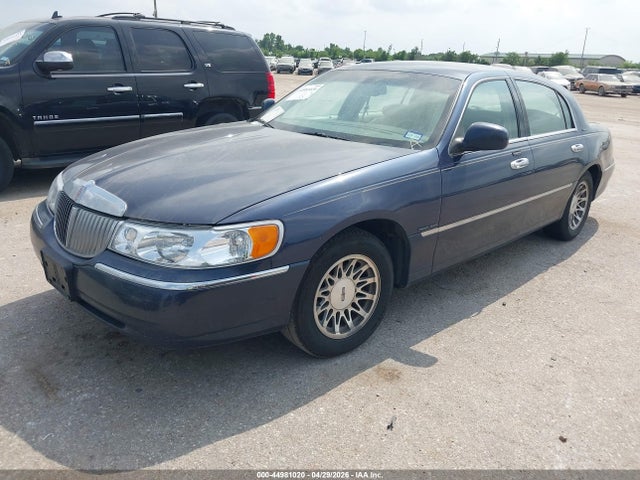 Aukcja sprzedaży 2002 Lincoln Town Car Signature, vin: 1LNHM82W02Y662605, numer aukcji: 44981020