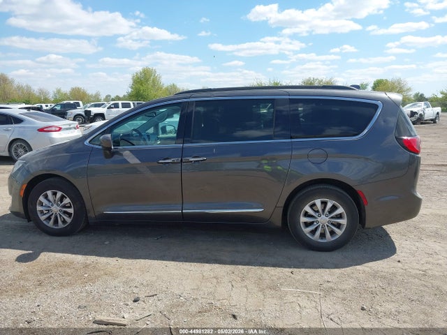 2017 Chrysler Pacifica Touring-l მანქანა იყიდება აუქციონზე, vin: 2C4RC1BG2HR560814, აუქციონის ნომერი: 44981282