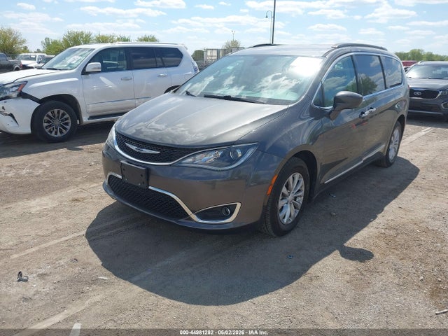 2017 Chrysler Pacifica Touring-l მანქანა იყიდება აუქციონზე, vin: 2C4RC1BG2HR560814, აუქციონის ნომერი: 44981282