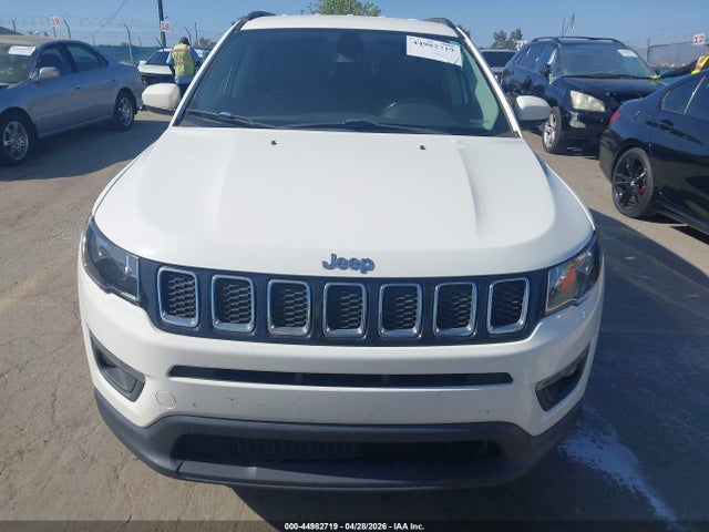 3C4NJCBB8JT469098 Jeep Compass Latitude Fwd