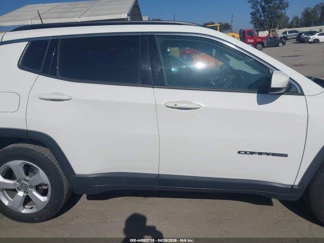 3C4NJCBB8JT469098 Jeep Compass Latitude Fwd