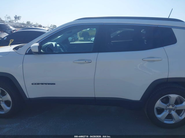 3C4NJCBB8JT469098 Jeep Compass Latitude Fwd
