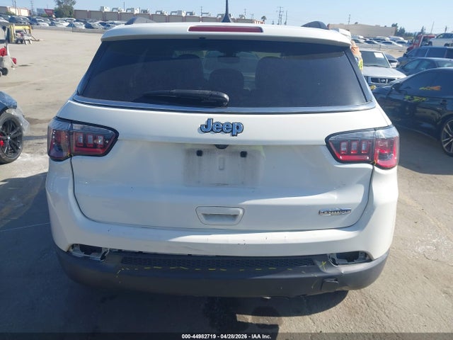 3C4NJCBB8JT469098 Jeep Compass Latitude Fwd