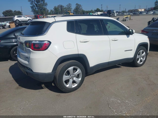 3C4NJCBB8JT469098 Jeep Compass Latitude Fwd