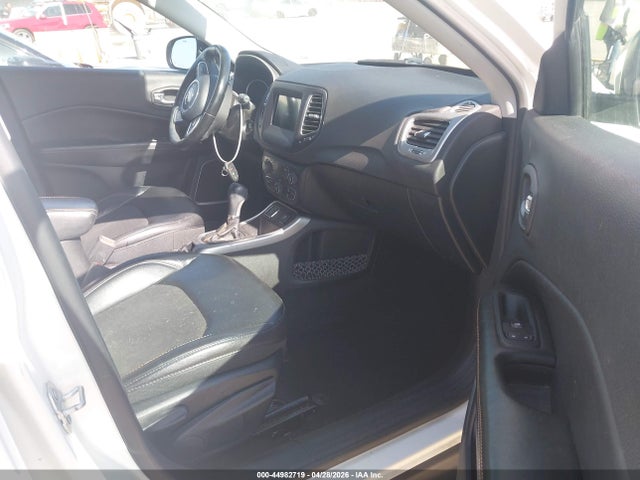 3C4NJCBB8JT469098 Jeep Compass Latitude Fwd