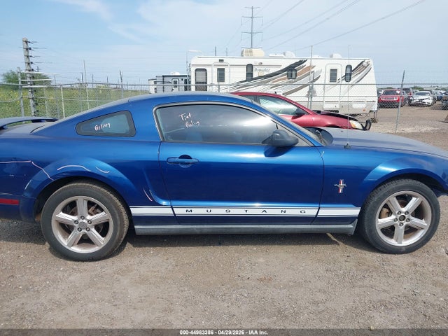 2008 Ford Mustang V6 Premium მანქანა იყიდება აუქციონზე, vin: 1ZVHT80N285204251, აუქციონის ნომერი: 44983386