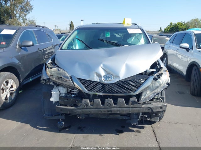 5TDXZ3DC2HS839926 Toyota Sienna Se 8 Passenger