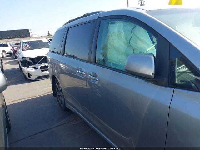 5TDXZ3DC2HS839926 Toyota Sienna Se 8 Passenger