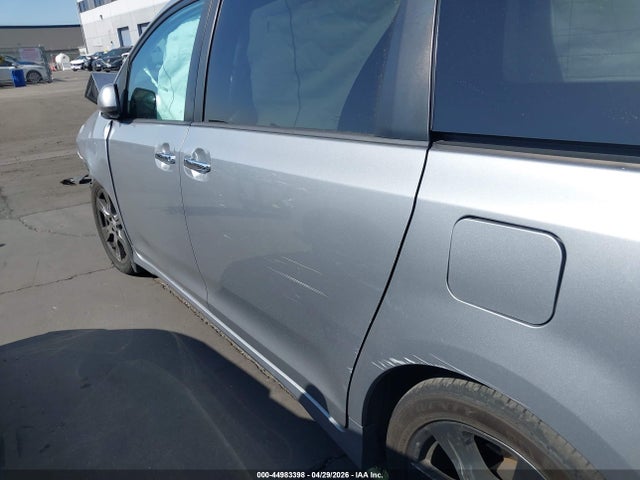 5TDXZ3DC2HS839926 Toyota Sienna Se 8 Passenger