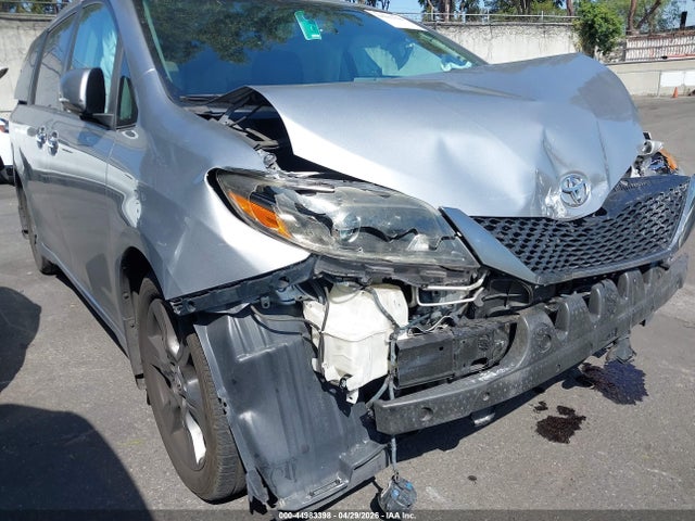 5TDXZ3DC2HS839926 Toyota Sienna Se 8 Passenger