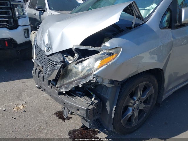 5TDXZ3DC2HS839926 Toyota Sienna Se 8 Passenger