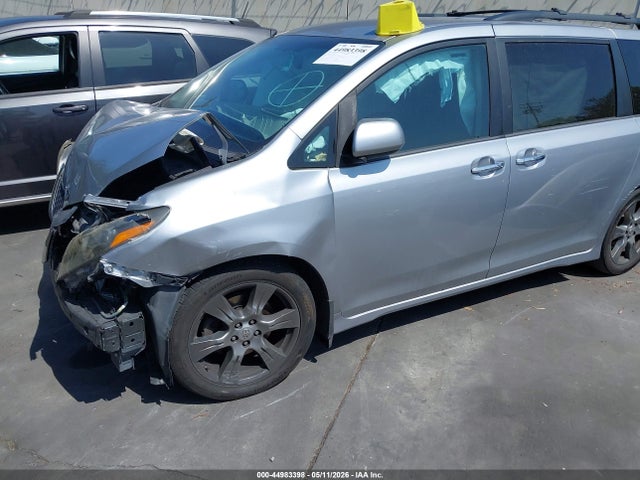 5TDXZ3DC2HS839926 Toyota Sienna Se 8 Passenger