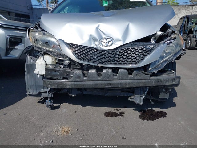 5TDXZ3DC2HS839926 Toyota Sienna Se 8 Passenger