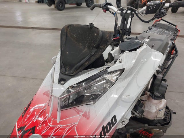 44983578 :رقم المزاد ، 2BPSTJMB5MV000418 vin ، 2021 Ski-doo Summit 800 مزاد بيع