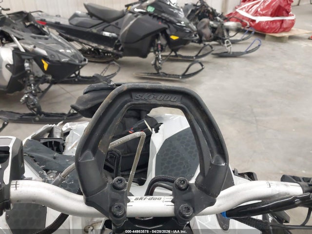 44983578 :رقم المزاد ، 2BPSTJMB5MV000418 vin ، 2021 Ski-doo Summit 800 مزاد بيع
