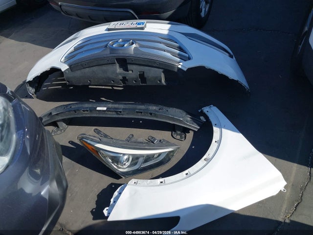 Продажа на аукционе авто 2018 Hyundai Santa Fe Sport 2.4l, vin: 5NMZT3LB8JH083739, номер лота: 44983674