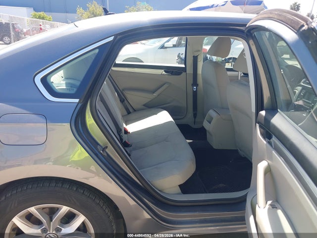 1VWAT7A32GC038090 Volkswagen Passat 1.8t S