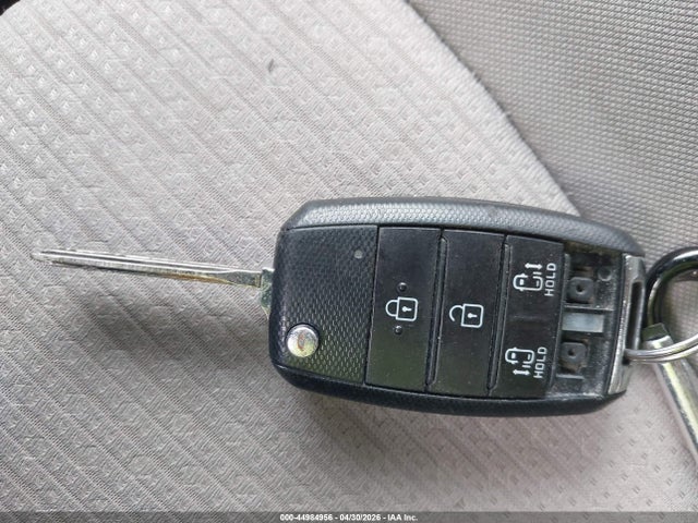 KNDMB5C10H6230529 KIA SEDONA LX