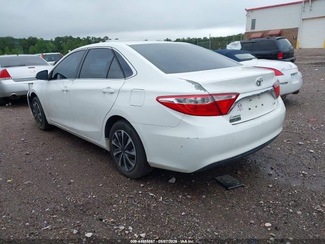 2015 Toyota Camry Le მანქანა იყიდება აუქციონზე, vin: 4T4BF1FK8FR461570, აუქციონის ნომერი: 44985857