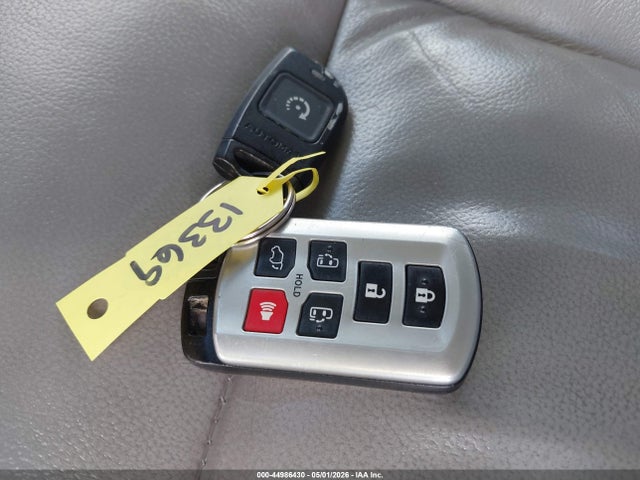 5TDDZ3DC7HS163136 Toyota Sienna Xle Premium 7 Passenger