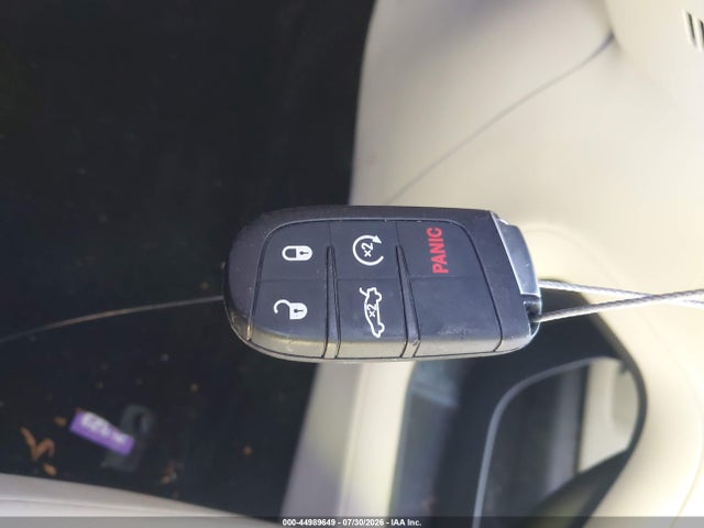 44989649 :رقم المزاد ، 1C3CCCCB1GN119289 vin ، 2016 Chrysler 200 C مزاد بيع