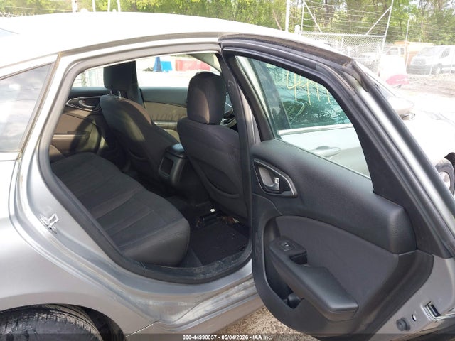 44990057 :رقم المزاد ، 1C3CCCAB8FN585948 vin ، 2015 Chrysler 200 Limited مزاد بيع