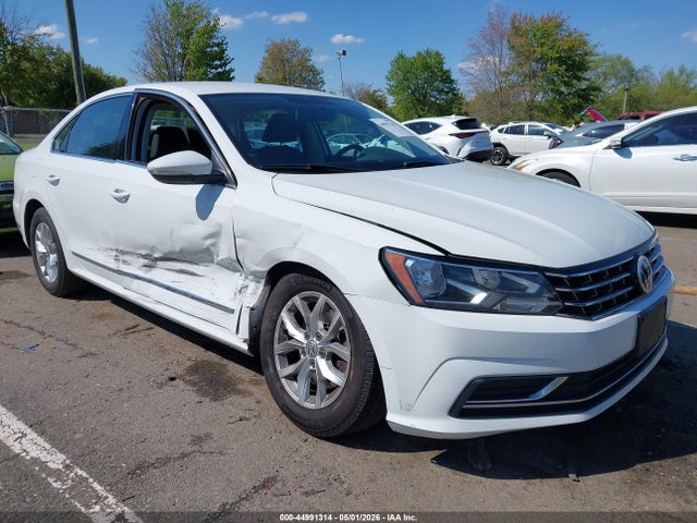2017 Volkswagen Passat 1.8t S მანქანა იყიდება აუქციონზე, vin: 1VWAT7A39HC024916, აუქციონის ნომერი: 44991314