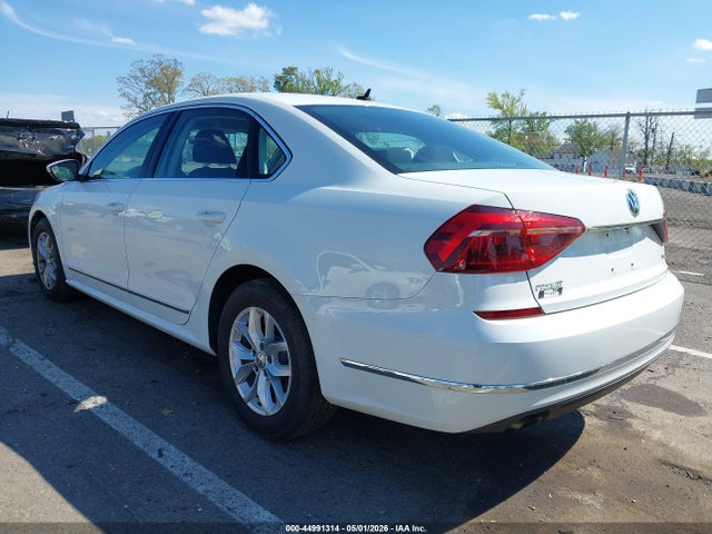 Aukcja sprzedaży 2017 Volkswagen Passat 1.8t S, vin: 1VWAT7A39HC024916, numer aukcji: 44991314
