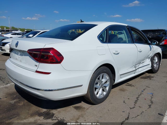 Aukcja sprzedaży 2017 Volkswagen Passat 1.8t S, vin: 1VWAT7A39HC024916, numer aukcji: 44991314