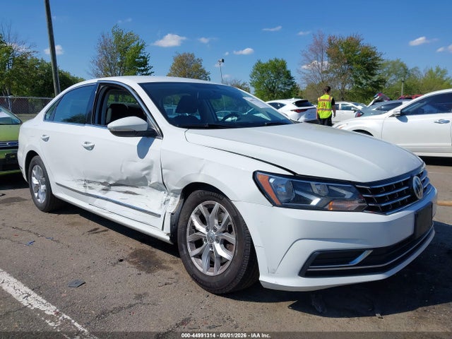 Aukcja sprzedaży 2017 Volkswagen Passat 1.8t S, vin: 1VWAT7A39HC024916, numer aukcji: 44991314