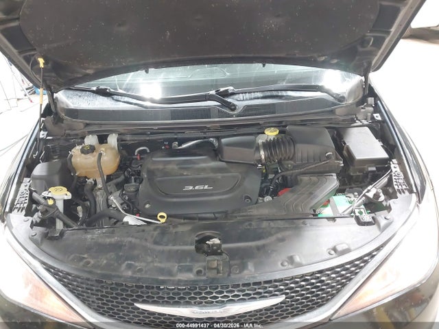 44991437 :رقم المزاد ، 2C4RC1DG5HR610618 vin ، 2017 Chrysler Pacifica Touring مزاد بيع
