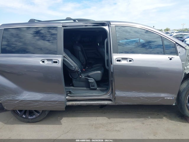 44991583 :رقم المزاد ، 5TDDRKEC7MS070880 vin ، 2021 Toyota Sienna Xse مزاد بيع