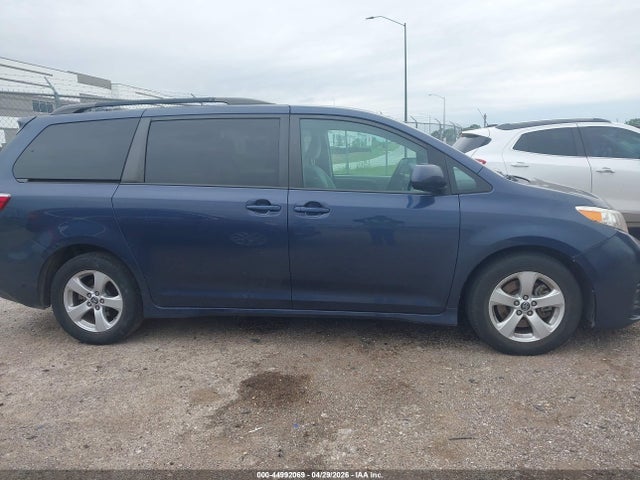 2019 Toyota Sienna Le 8 Passenger მანქანა იყიდება აუქციონზე, vin: 5TDKZ3DC2KS998656, აუქციონის ნომერი: 44992069