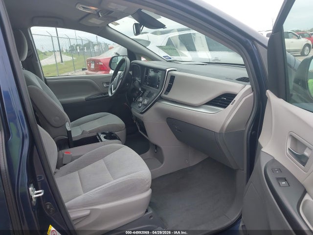 2019 Toyota Sienna Le 8 Passenger მანქანა იყიდება აუქციონზე, vin: 5TDKZ3DC2KS998656, აუქციონის ნომერი: 44992069