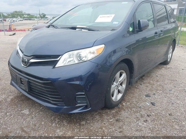 2019 Toyota Sienna Le 8 Passenger მანქანა იყიდება აუქციონზე, vin: 5TDKZ3DC2KS998656, აუქციონის ნომერი: 44992069