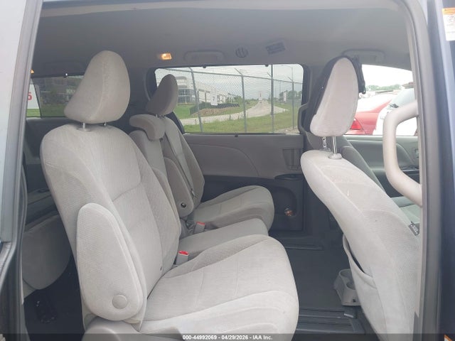 2019 Toyota Sienna Le 8 Passenger მანქანა იყიდება აუქციონზე, vin: 5TDKZ3DC2KS998656, აუქციონის ნომერი: 44992069