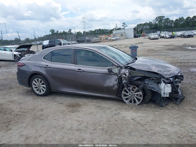 Продажа на аукционе авто 2021 Toyota Camry Le, vin: 4T1C11AK8MU586635, номер лота: 44992243