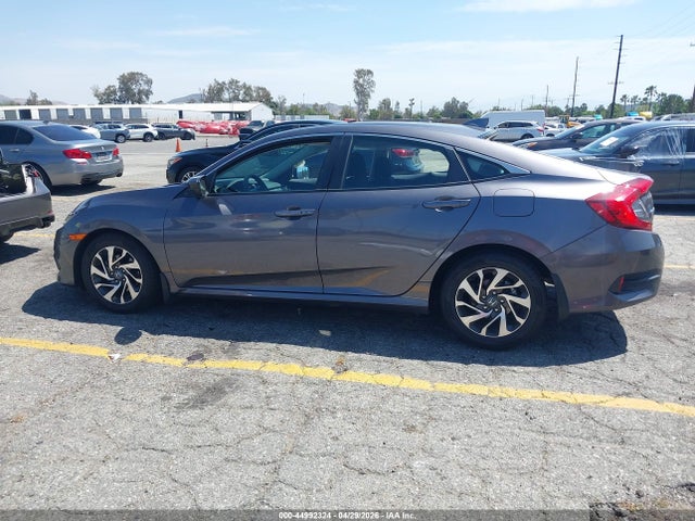 44992324 :رقم المزاد ، 2HGFC2F70HH570896 vin ، 2017 Honda Civic Ex مزاد بيع
