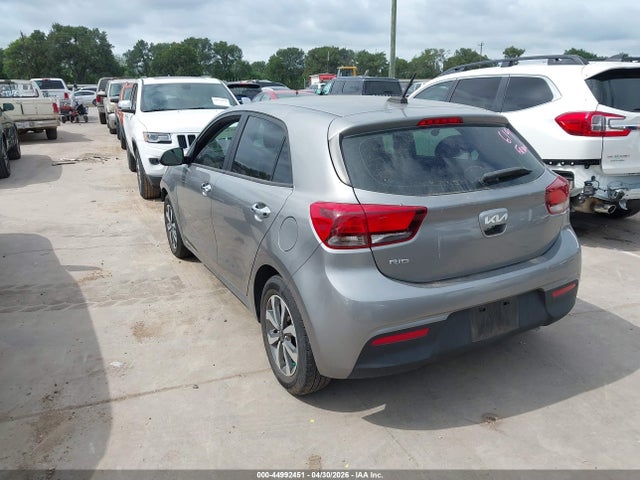 2022 Kia Rio 5-door S მანქანა იყიდება აუქციონზე, vin: 3KPA25AD8NE477335, აუქციონის ნომერი: 44992451