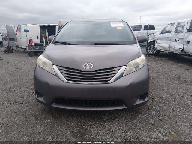 2015 Toyota Sienna Le 8 Passenger მანქანა იყიდება აუქციონზე, vin: 5TDKK3DC8FS631013, აუქციონის ნომერი: 44992660