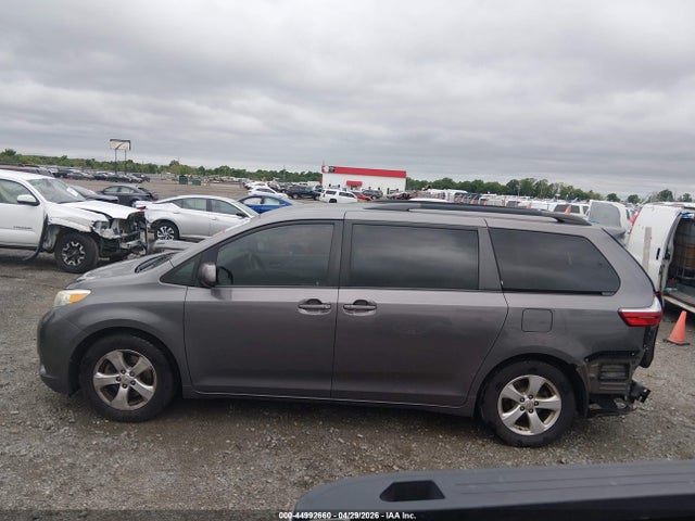 2015 Toyota Sienna Le 8 Passenger მანქანა იყიდება აუქციონზე, vin: 5TDKK3DC8FS631013, აუქციონის ნომერი: 44992660